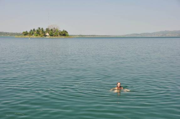 Nadando no delicioso lago Petén, em Flores, na Guatemala